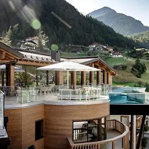 – Alpine . Luxury . Life Hotel Sölden